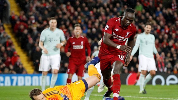 Sadio Mane dứt điểm nhưng thủ thành Neuer đã bắt gọn