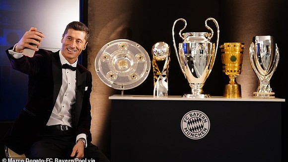 Robert Lewandowski bên bộ sưu tập mùa qua