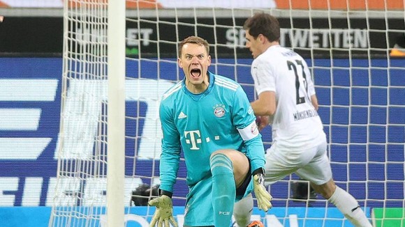 Thủ môn Manuel Neuer phải vào lưới nhặt bóng đến 3 lần