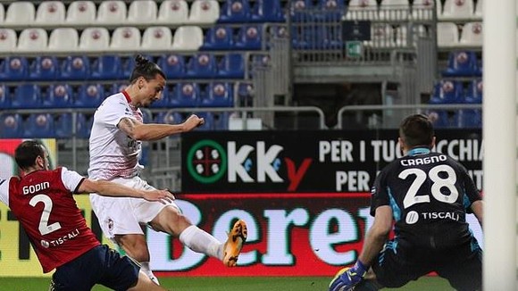 Pha ghi bàn của Zlatan Ibrahimovic vào lưới Cagliari