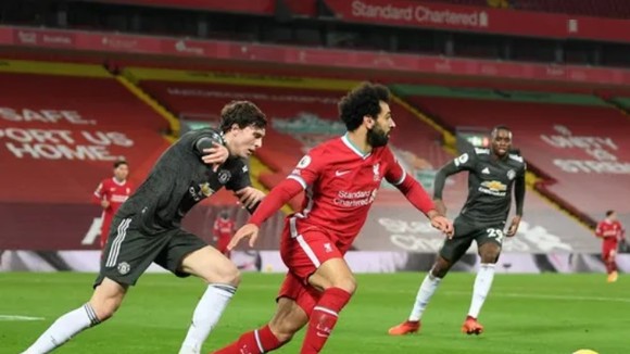Mo Salah đi bóng trước Linderlof