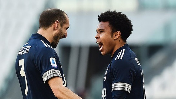 Chiellini và McKennie ăn mừng chiến thắng