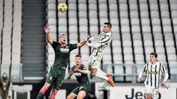 Ronaldo như bay trên không để ghi bàn bằng đầu
