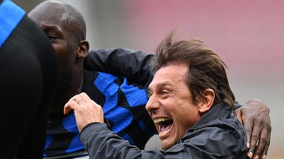 HLV Antonio Conte ăn mừng chiến thắng cùng tiền đạo Lukaku