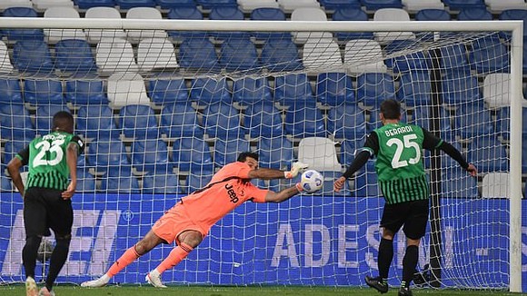 Thủ thành Gigi Buffon cản phá quả 11m của Sassuolo