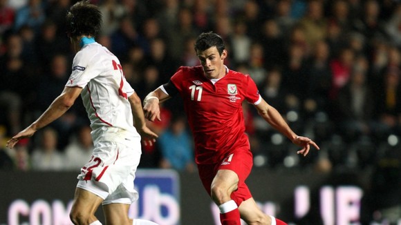 Gareth Bale tung lưới Thụy Sĩ pở vòng loại Euro 2012