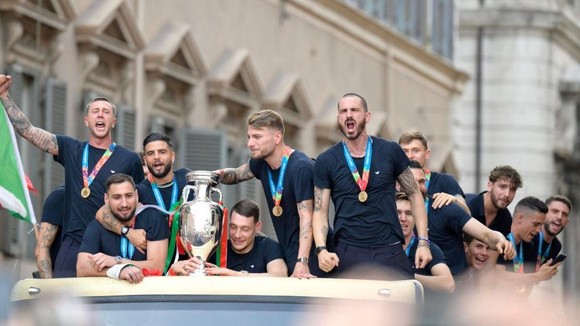 Azzurri diễu hành mừng chiến thắng