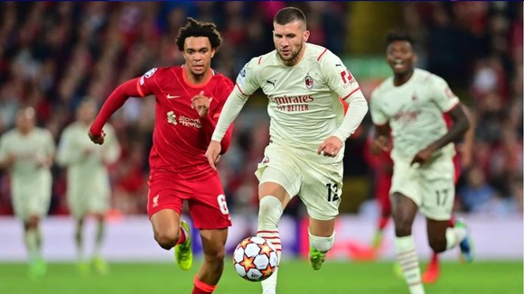 Ante Rebic vượt qua Alexandre-Arnold (Liverpool)