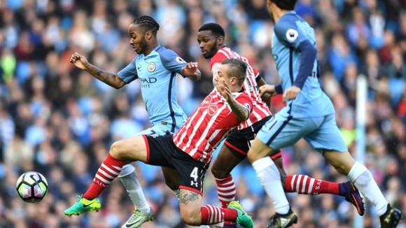 Hậu vệ Southampton cản phá Raheem Sterling