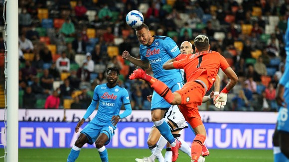 Amir Rrahmani đánh đầu ghi bàn cho Napoli