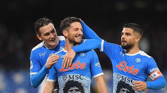 Dries Mertens (giữa) với cú đúp giúp Napoli thắng Lazio 4-0