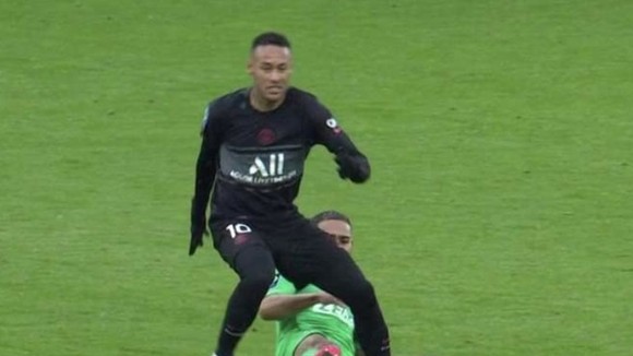 Ca chấn thương đáng tiếc của Neymar khi trẹo mắt cá vì tiếp đất tệ hại