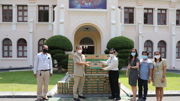 Angkormilk trao tận tay 1.000 thùng sữa cho đại diện chính quyền Phnom Penh