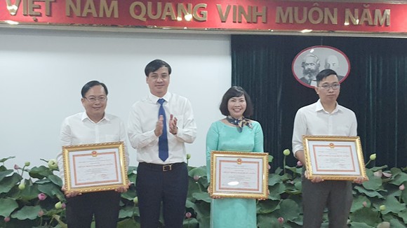 Phó Chủ tịch UBND TP Lê Hòa Bình trao bằng khen cho các cá nhân, tập thể có thành tích xuất sắc.