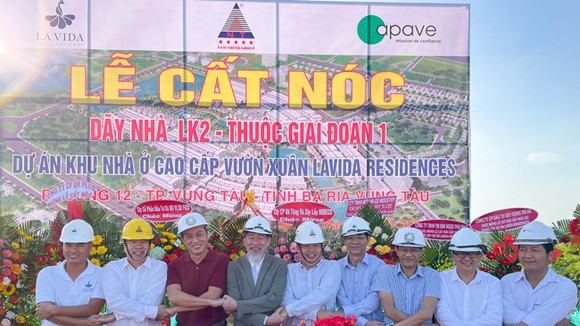 Lễ cất nóc dãy nhà LK2 – Thuộc giai đoạn 1 dự án Khu đô thị kiểu mẫu La Vida Residences