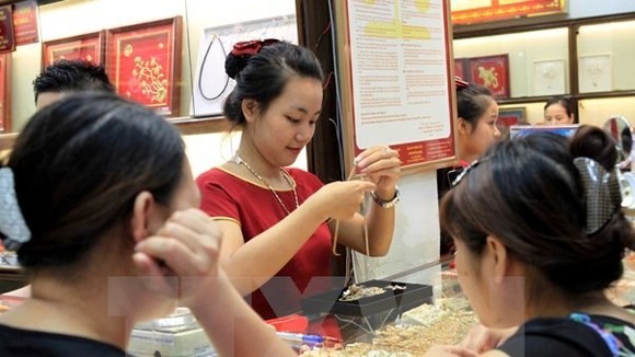 Giao dịch vàng tại doanh nghiệp. (Ảnh: TTXVN)