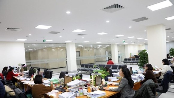 Hoạt động nghiệp vụ kế toán kiểm soát chi tại Kho bạc Nhà nước Hà Nội. (Ảnh: Phạm Hậu/TTXVN)