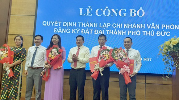 Ông Nguyễn Hữu Anh Tứ, PCT UBND TP Thủ Đức (thứ 2 từ trái qua) và ông Nguyễn Toàn Thắng, Giám đốc Sở TNMT (thứ 4 từ trái qua) chúc mừng Ban giám đốc Chi nhánh văn phòng ĐKĐĐ TP Thủ Đức.