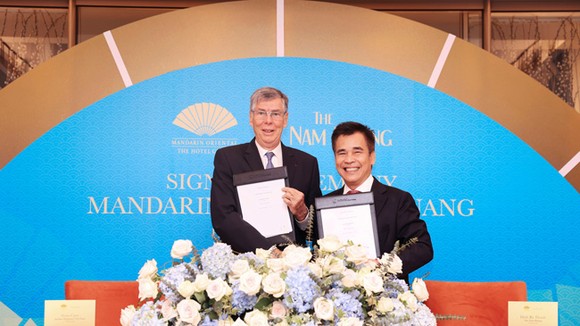 Ông Alain Cany – Chủ Tịch Jardine Matheson Việt Nam và ông Đinh Bá Thành – Chủ Tịch The Nam Khang Corporation ký kết hợp tác dự án Mandarin Oriental Đà Nẵng