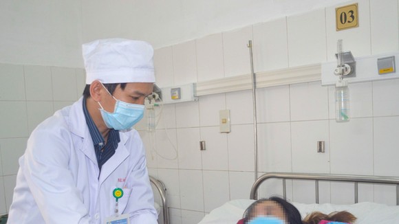 Các bác sĩ chăm sóc cho bệnh nhân.