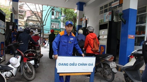 Một trong những cửa hàng của Petrolimex chuẩn bị điều chỉnh giá xăng, dầu theo giá niêm yết mới. (Ảnh: Đức Duy/Vietnam+)