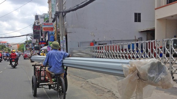 Xe ga gác chở tôn cồng kềnh trên đường Phan Văn Trị, quận Gò Vấp, năm 2020. Ảnh: Gia Minh.