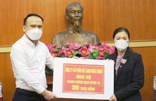 Đại diện Đất Xanh miền Trung trao 300 triệu đồng ủng hộ Quỹ phòng chống dịch Covid-19.