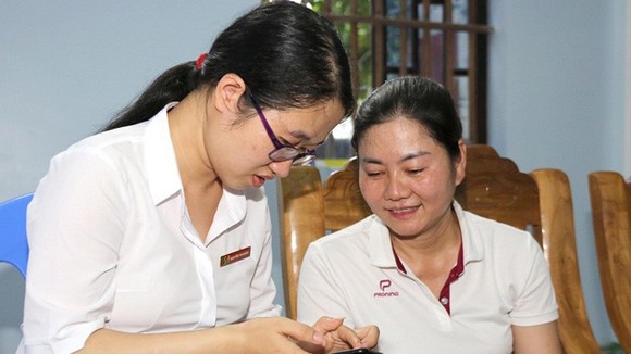 Cán bộ Agribank hướng dẫn đến từng hộ gia đình khu vực nông nghiệp nông thôn sử dụng dịch vụ ngân hàng số của Agribank