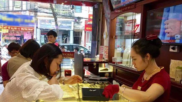 Giao dịch vàng tại doanh nghiệp. (Ảnh: PV/Vietnam+)