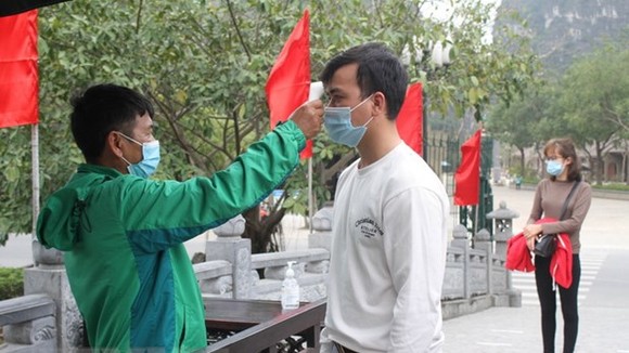 Công tác phòng chống dịch COVID-19 tại Khu du lịch sinh thái Tràng An. (Ảnh: Hải Yến/TTXVN)