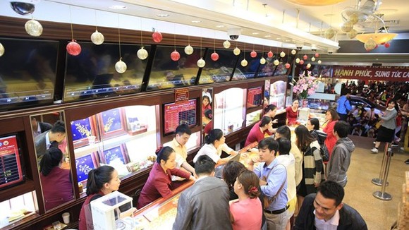 Giao dịch vàng tại doanh nghiệp. (Ảnh: PV/Vietnam+)