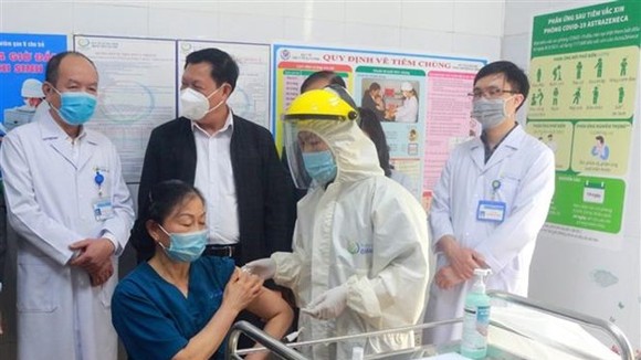 Mũi tiêm phòng vaccine COVID-19 đầu tiên tại Quảng Ninh được tiêm cho bác sỹ Trần Thị Minh Lý, Phó Giám đốc Bệnh viện Sản Nhi Quảng Ninh. (Ảnh: Bùi Đức Hiếu/TTXVN)