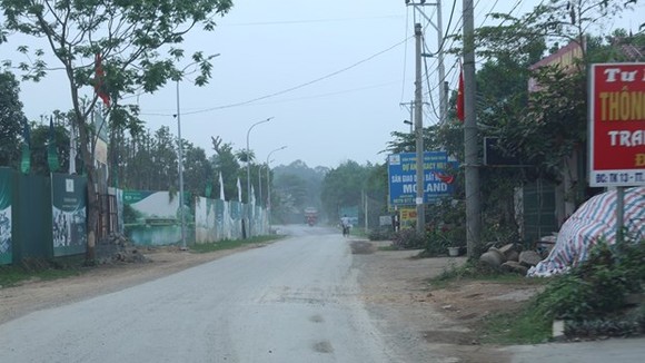 Các dự án quây kín bằng những tấm pano quảng cáo dọc các tuyến đường các xã trên địa bàn huyện Lương Sơn. (Ảnh: Trọng Đạt/TTXVN)