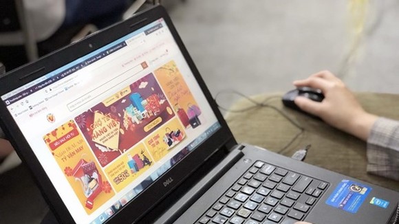 Phiên Chợ tết hàng Việt Nam chất lượng cao là phiên chợ online đầu tiên của Sàn thương mại điện tử hàng Việt Nam chất lượng cao. (Ảnh: Mỹ Phương/TTXVN)