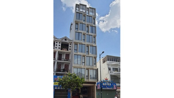 Công trình 122 Bạch Đằng một trong hàng chục công trình vi phạm trật tự xây dựng trên địa bàn Tân Bình được phát hiện qua kiểm tra.