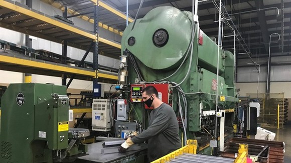 Sản xuất chân bàn làm việc bằng thép tại nhà máy của Tennsco ở Dickson, Tennessee, Mỹ vào ngày 17/2. Ảnh: Reuters.