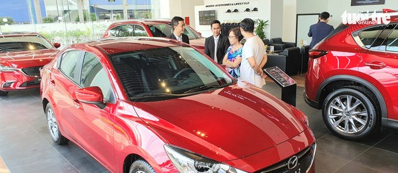 Khách hàng đang xem xe tại showroom ô tô ở TP.HCM - Ảnh: CÔNG TRUNG