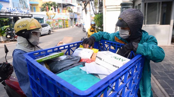 Sắp tới đây sàn thương mại điện tử có thể thêm khó từ quy định mới của ngành thuế - Ảnh: QUANG ĐỊNH