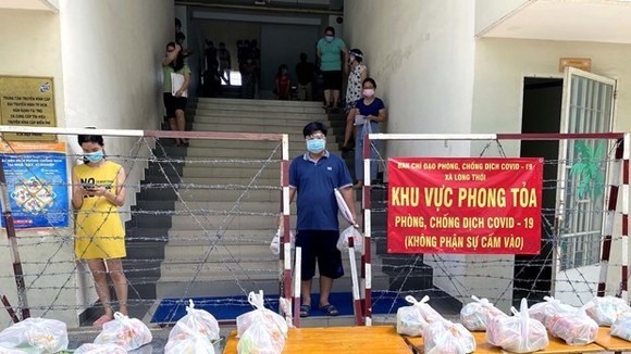 Quà của Công đoàn Khu chế xuất, Khu công nghiệp Thành phố gửi cho người lao động tại khu cách ly. (Ảnh: TTXVN)