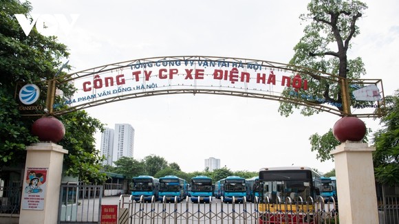 Ghi nhận tại Công ty cổ phần Xe Điện Hà Nội, các xe buýt xếp hàng dài trong bãi chờ ngày được xuất bến trở lại.
