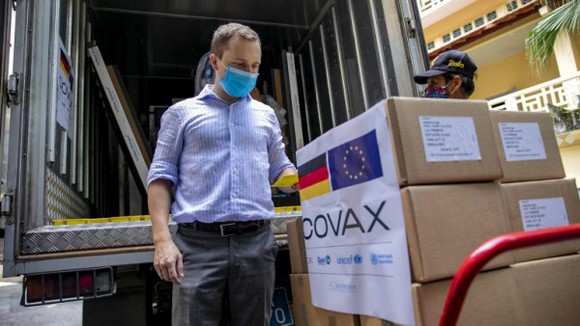 Việc hỗ trợ vaccine thông qua cơ chế COVAX đã chứng tỏ hiệu quả trong phòng, chống dịch. Ảnh: Unicef