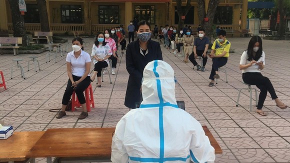 Lấy mẫu xét nghiệm cho giáo viên tại trường học ở H.Việt Yên, Bắc Giang