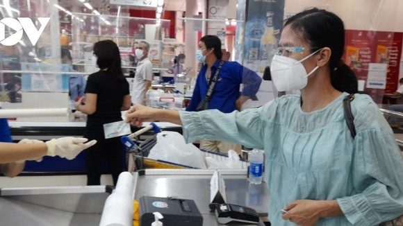 Khách hàng thanh toán bằng thẻ ATM tại siêu thị. (Ảnh: Lệ Hằng)