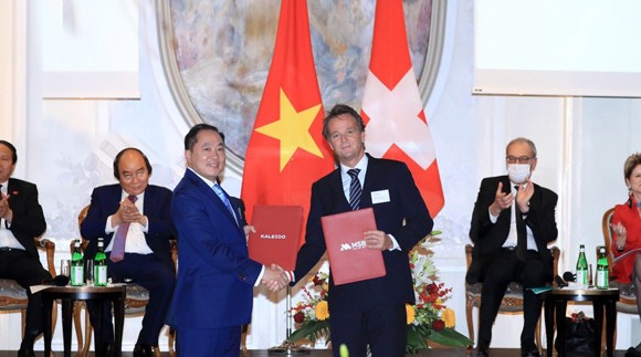 Ông Trần Anh Tuấn, Chủ tịch MSB và đại diện Ngân hàng Kaleido Thụy Sĩ ký kết hợp tác chiến lược về việc phát triển hoạt động mảng Private Banking tại Việt Nam