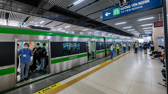 Trong tuần đầu tiên thu phí, mỗi ngày có hơn 16.000 khách đi tàu Cát Linh - Hà Đông - Ảnh: NAM TRẦN