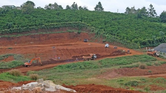 Một khu vực đang thi công, san gạt, làm đường nội bộ ngay tại trung tâm thành phố Bảo Lộc (đoạn hẻm Phùng Hưng, đường Phan Đình Phùng, phường Lộc Tiến) trong ngày 17/11 vừa qua. (Ảnh: Nguyễn Dũng/TTXVN)