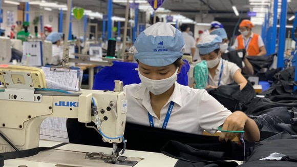 Dù khó khăn, song Tổng công ty May 10 vẫn thưởng tết cho người lao động 1,5 tháng lương