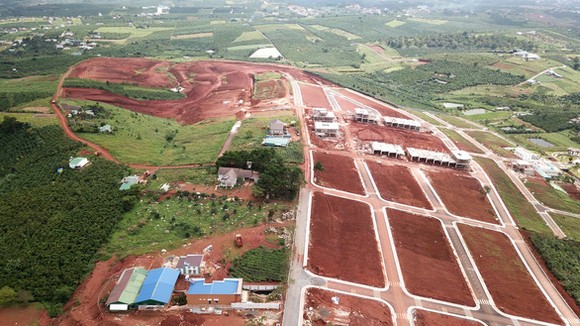 Khu đất ở đường Tản Đà (xã Lộc Quảng, huyện Bảo Lâm, tỉnh Lâm Đồng) được phân thành hơn 1.000 lô, xây dựng rầm rộ dù không có giấy phép thực hiện dự án và nhiều giấy phép khác - Ảnh: GIA THỊNH