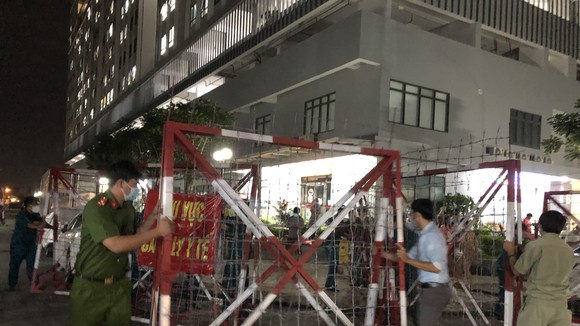 Lực lượng Công an tỉnh Bình Dương triển khai các biện pháp cách ly, phong tỏa khu vực liên quan trường hợp mắc Covid-19