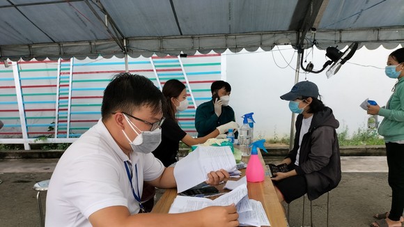 Người dân được tư vấn kỹ lưỡng trước và sau khi tiêm vaccine Covid-19 tại điểm tiêm phường Đông Hòa, TP Dĩ An
